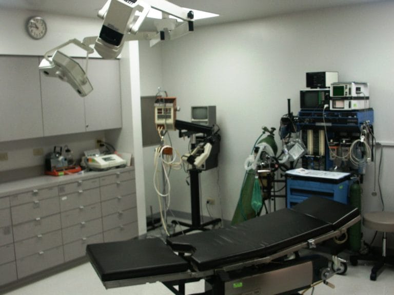 photograph of a surgery suite at anklenfootcenter